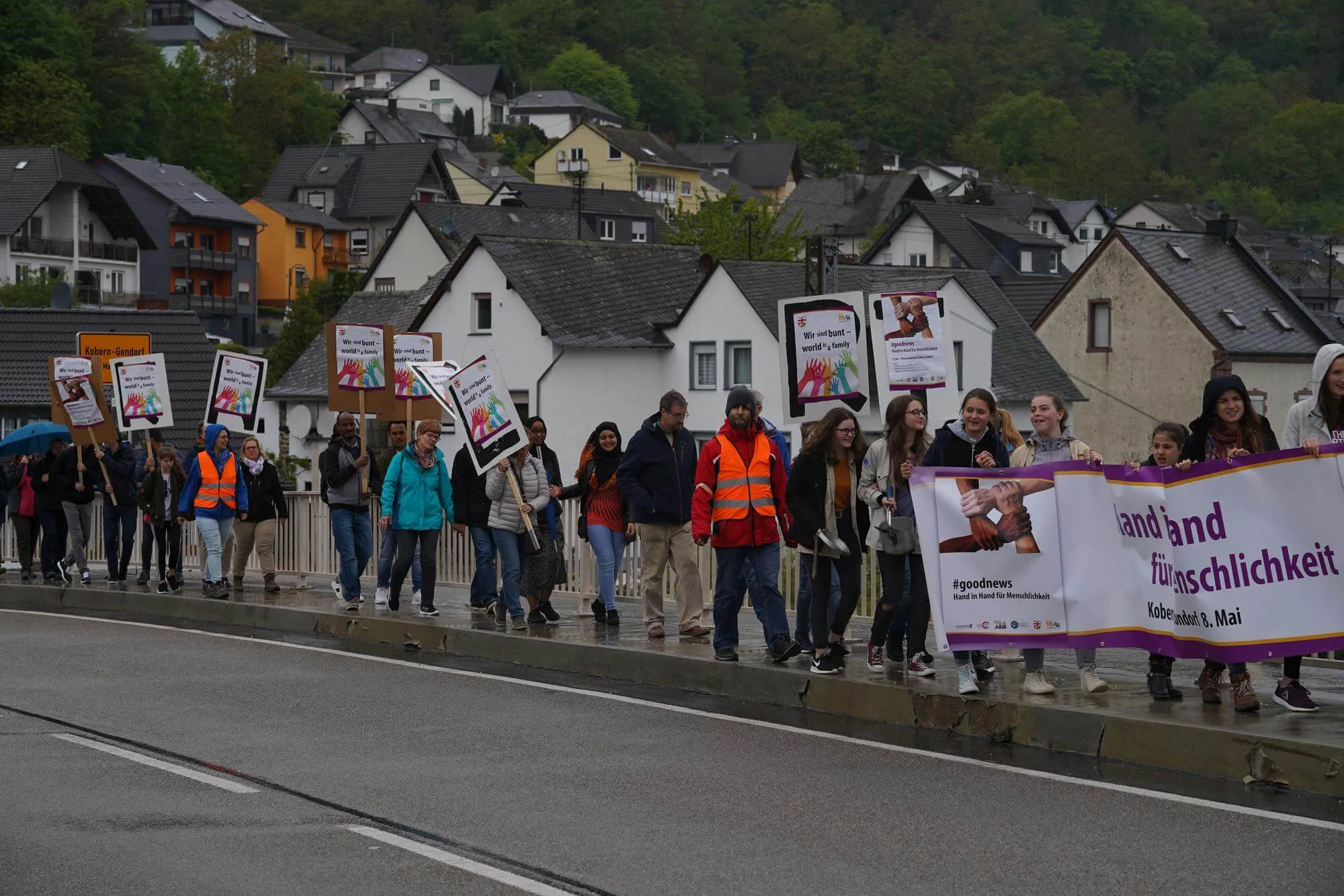 Fröhlich – Ernste Aktion in Kobern und auf der Moselgoldbrücke – Bild 1