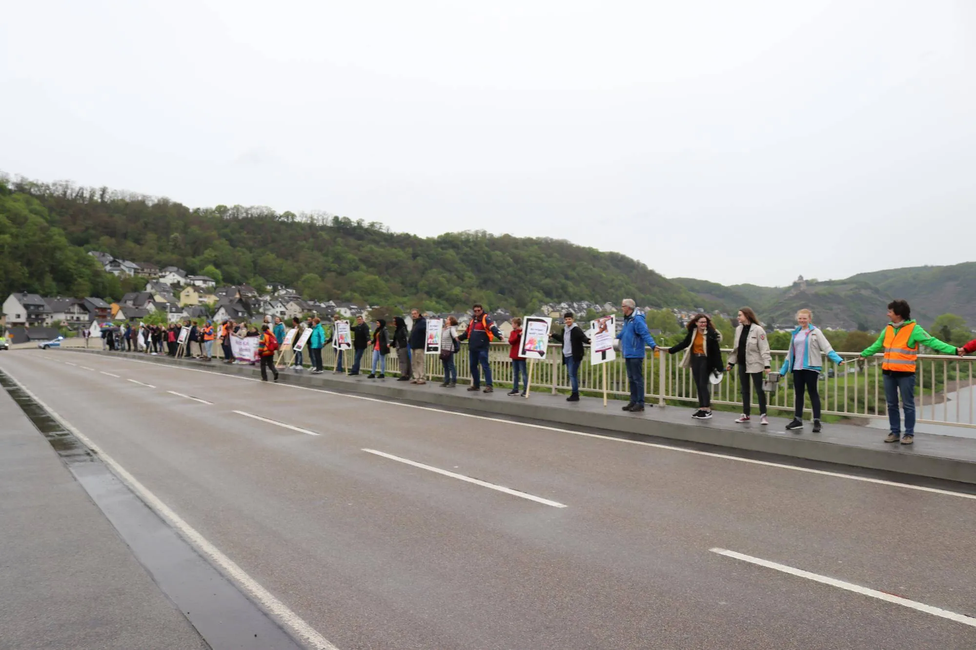 Fröhlich – Ernste Aktion in Kobern und auf der Moselgoldbrücke – Bild 2