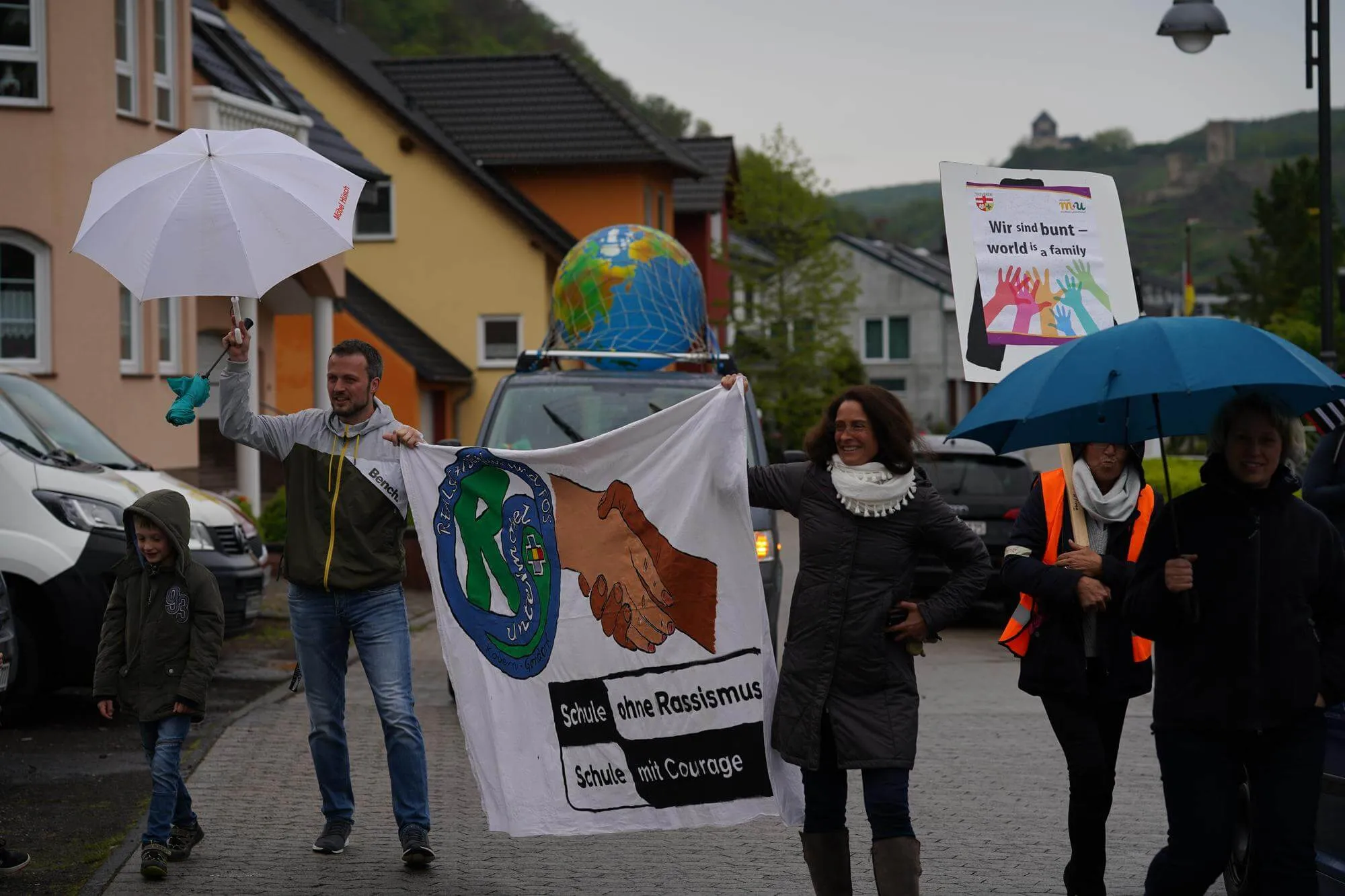Fröhlich – Ernste Aktion in Kobern und auf der Moselgoldbrücke – Bild 4