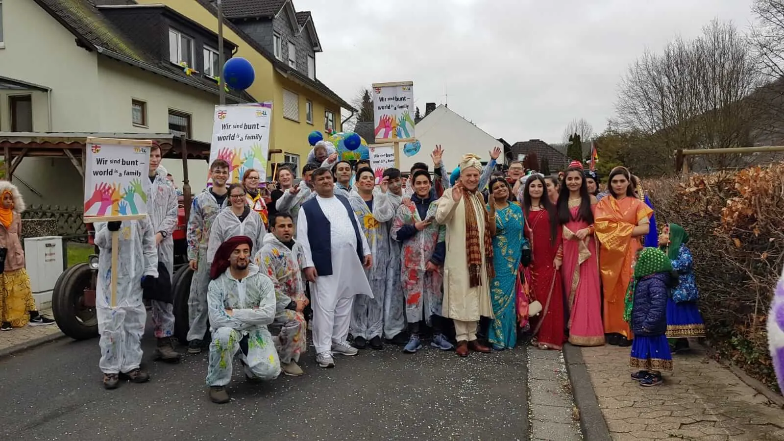 „Wir sind bunt – world is a family! – Bild 1