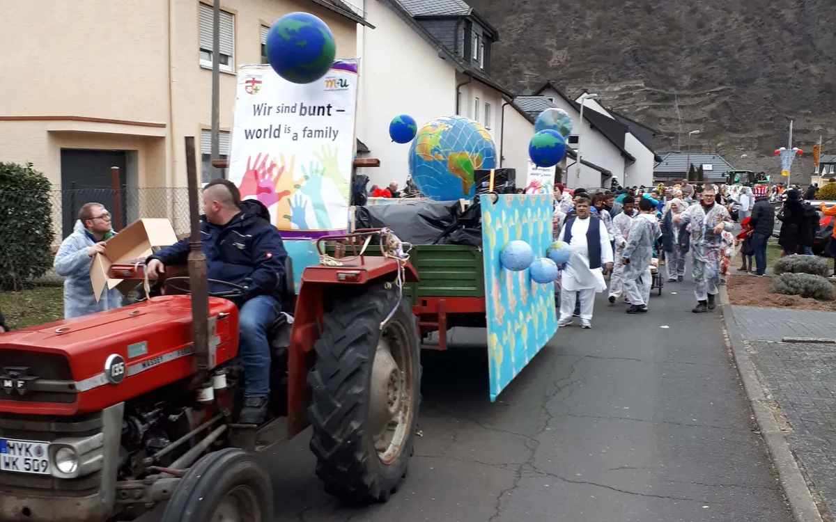 „Wir sind bunt – world is a family!