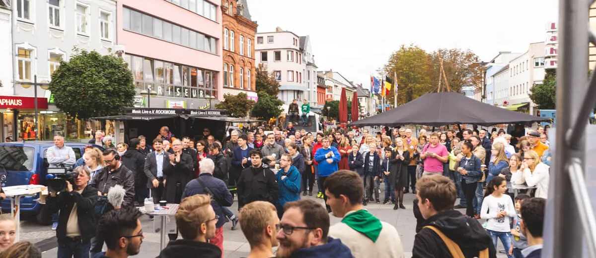 Menschen versammeln sich bei einer Aktion in der Innenstadt